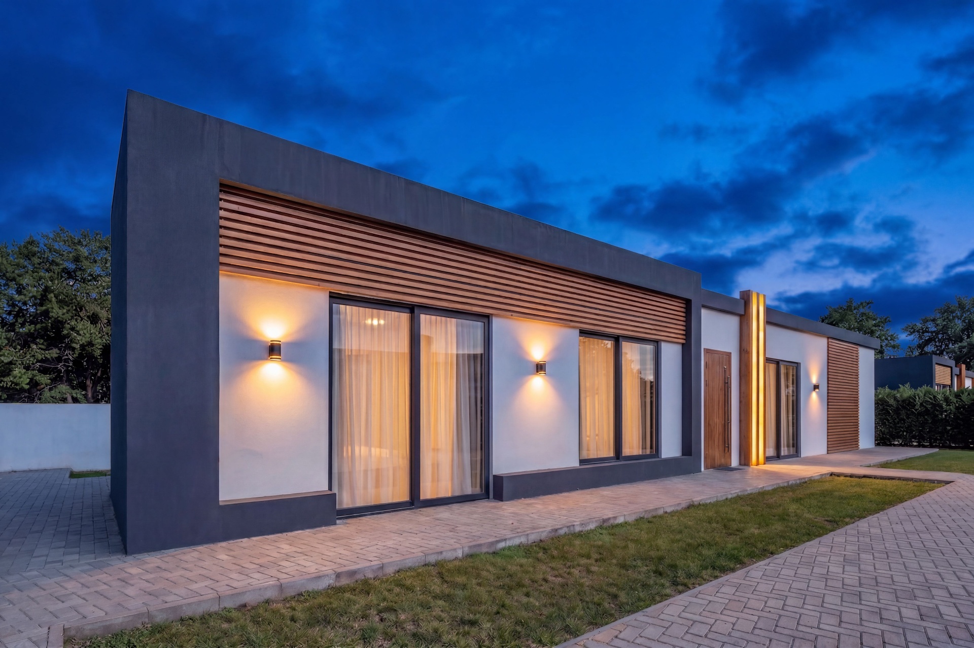Moradia T4 — fachada noturna